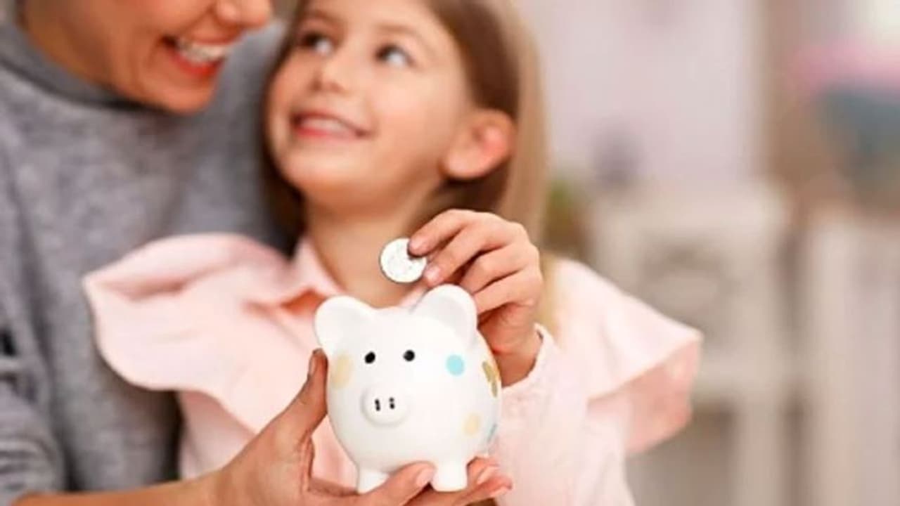 உங்கள் வீட்டில் 10 வயது குறைவான பெண் குழந்தைகள் இருக்காங்களா? 'சுகன்யா சம்ரிதி யோஜனா' திட்டம் உங்களுக்கு தான் உங்கள் வீட்டில் 10 வயது குறைவான பெண் குழந்தைகள் இருக்காங்களா? 'சுகன்யா சம்ரிதி யோஜனா' திட்டம் உங்களுக்கு தான்