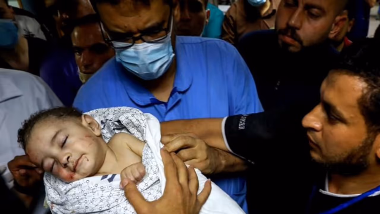 ഗാസയിലെ തകര്‍ന്ന കെട്ടിടത്തിനടിയില്‍നിന്നും പിഞ്ചുകുഞ്ഞ് രക്ഷപ്പെട്ടത് അത്ഭുതകരമായി