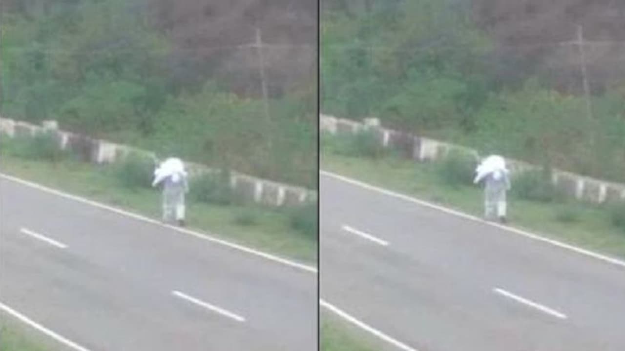 ಯಾರ ನೆರವು ಸಿಗಲಿಲ್ಲ, ತಾಯಿ ಶವ ಹೆಗಲ ಮೇಲೆ ಹೊತ್ತು ಸಾಗಿದ ಮಗ!