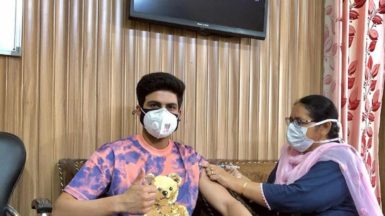 இங்கிலாந்து சுற்றுப்பயணத்துக்கு முன்பாக கொரோனா தடுப்பூசி போட்டுக்கொண்டார் ஷுப்மன் கில் இங்கிலாந்து சுற்றுப்பயணத்துக்கு முன்பாக கொரோனா தடுப்பூசி போட்டுக்கொண்டார் ஷுப்மன் கில்