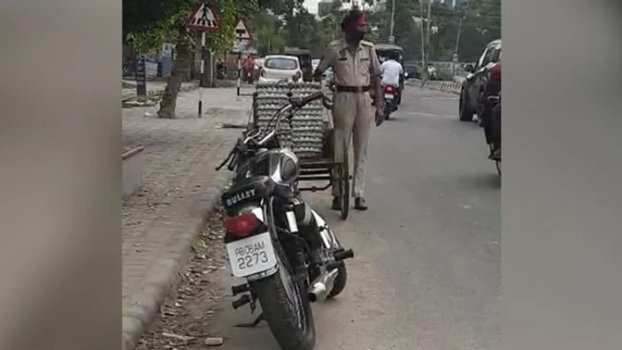 തിരക്കുള്ള റോഡിൽ നിന്ന് മുട്ട മോഷ്ടിക്കുന്ന പൊലീസുകാരൻ, വീഡിയോ വൈറലായതോടെ സസ്പെൻഷൻ