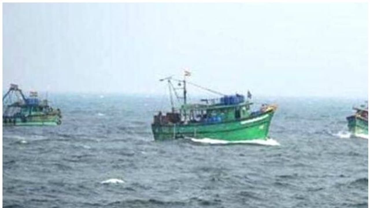 കോഴിക്കോട് നിന്ന് കടലിൽ പോയ മത്സ്യ ബന്ധന ബോട്ടിന്റെ വിവരമില്ല, ബോട്ടിലുള്ളത് 15 പേർ കോഴിക്കോട് നിന്ന് കടലിൽ പോയ മത്സ്യ ബന്ധന ബോട്ടിന്റെ വിവരമില്ല, ബോട്ടിലുള്ളത് 15 പേർ