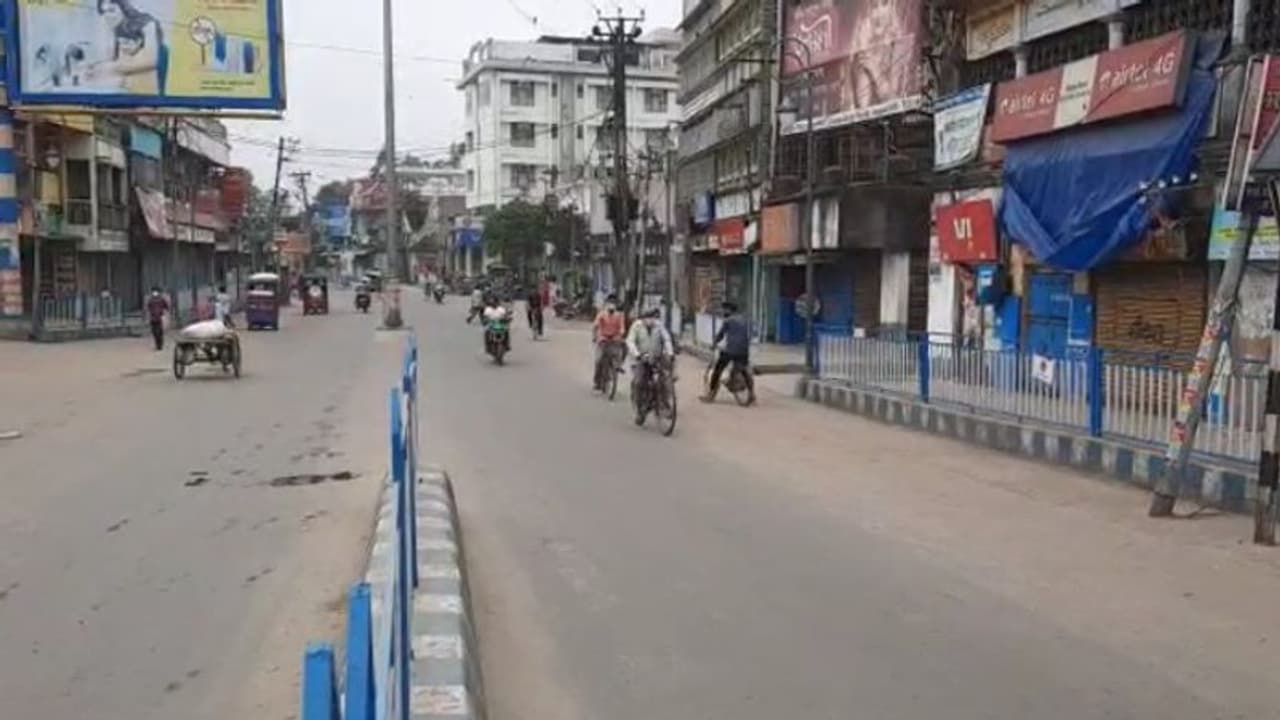 హెల్మెట్, మాస్క్ లేదు.. పది దాటినా రోడ్ల మీదకి: ప్రశ్నించినందుకు పోలీసులపైనే దాడి హెల్మెట్, మాస్క్ లేదు.. పది దాటినా రోడ్ల మీదకి: ప్రశ్నించినందుకు పోలీసులపైనే దాడి