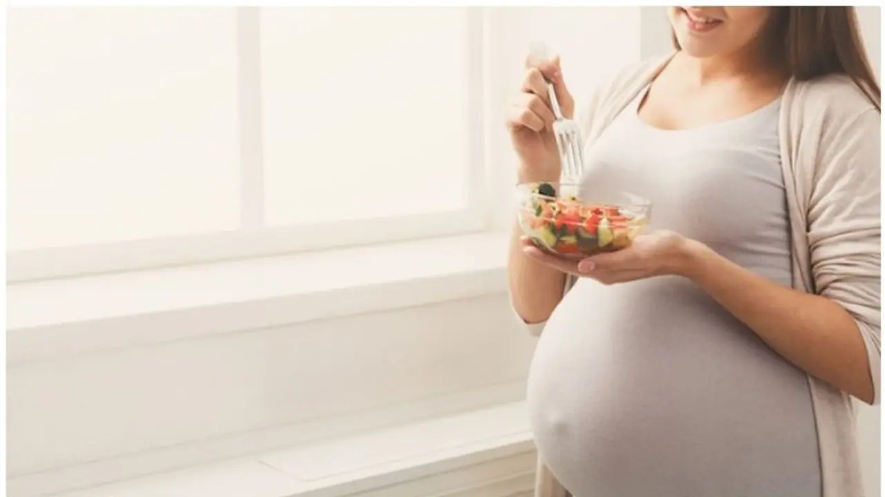 ഗർഭകാലത്ത് ഈ പോഷകങ്ങൾ അടങ്ങിയ ഭക്ഷണങ്ങൾ കഴിക്കണം; ന്യൂട്രീഷ്യനിസ്റ്റ് പറയുന്നു ഗർഭകാലത്ത് ഈ പോഷകങ്ങൾ അടങ്ങിയ ഭക്ഷണങ്ങൾ കഴിക്കണം; ന്യൂട്രീഷ്യനിസ്റ്റ് പറയുന്നു