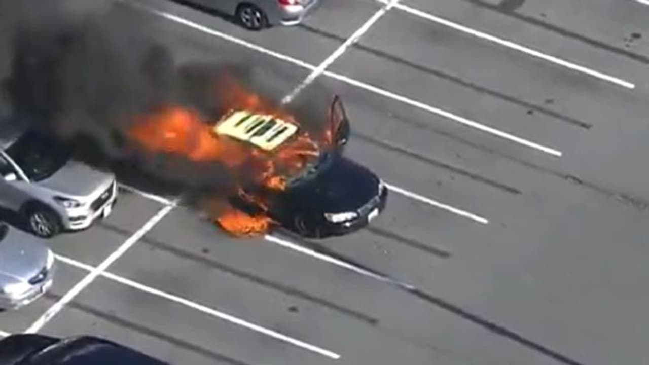 ಕೊರೋನಾ ಮಾರ್ಗಸೂಚಿ ಪಾಲನೆ ವೇಳೆ ಎಚ್ಚರ ಮರೆತ ಚಾಲಕ; ಹೊತ್ತಿ ಉರಿದ ಕಾರು!