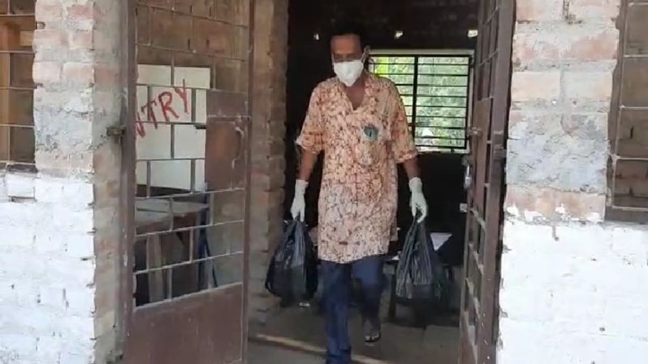 ফোন করলেই বাড়িতে পৌঁছচ্ছেন দ্রোণাচার্য, করোনা আক্রান্তদের মুখে তুলে দিচ্ছেন খাবার ফোন করলেই বাড়িতে পৌঁছচ্ছেন দ্রোণাচার্য, করোনা আক্রান্তদের মুখে তুলে দিচ্ছেন খাবার