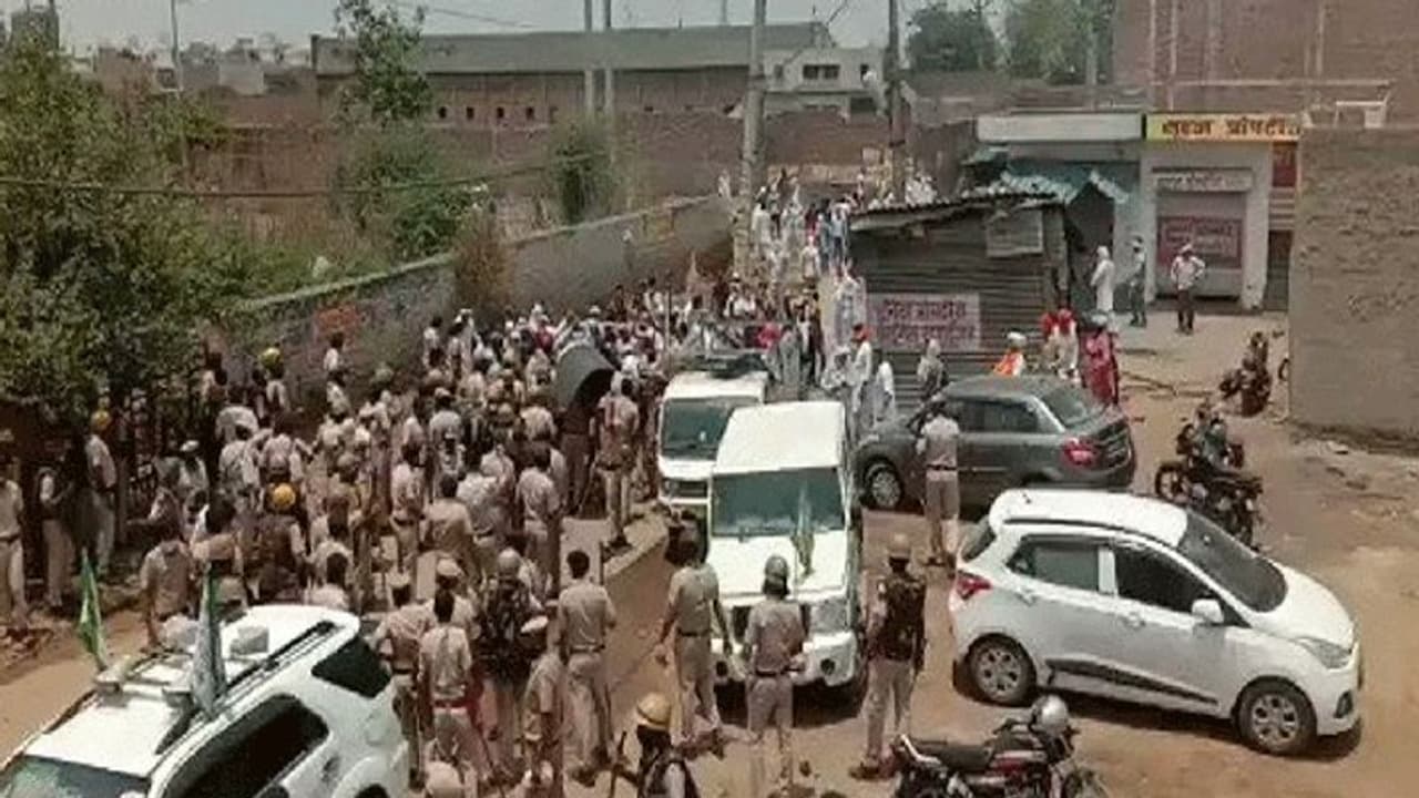 CM खट्टर के काफिले पर किसानों ने किया हमला: DSP को भी पीटा..पुलिस ने लाठीचार्ज आंसू गैस के गोले बरसाए CM खट्टर के काफिले पर किसानों ने किया हमला: DSP को भी पीटा..पुलिस ने लाठीचार्ज आंसू गैस के गोले बरसाए