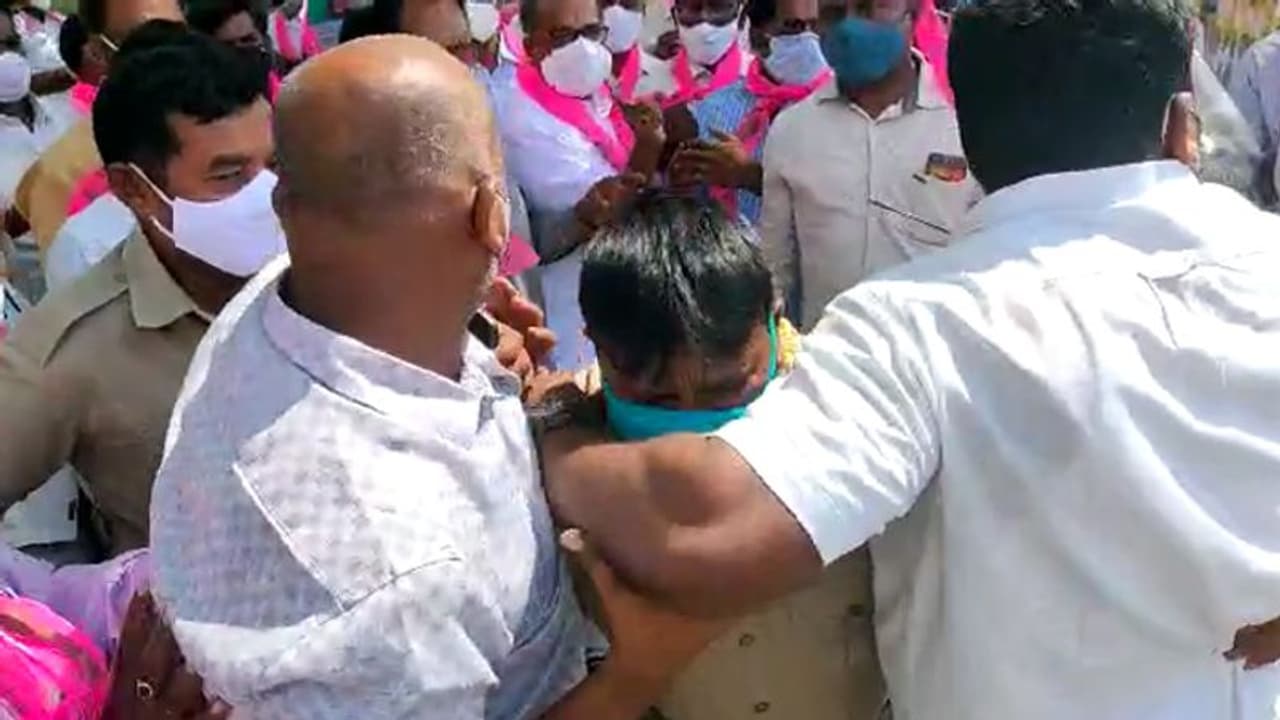 కేసీఆర్కు మద్ధతుగా టీఆర్ఎస్ నేతల ప్రెస్మీట్.. అడ్డుకున్న ఈటల వర్గీయులు, ఉద్రిక్తత కేసీఆర్కు మద్ధతుగా టీఆర్ఎస్ నేతల ప్రెస్మీట్.. అడ్డుకున్న ఈటల వర్గీయులు, ఉద్రిక్తత