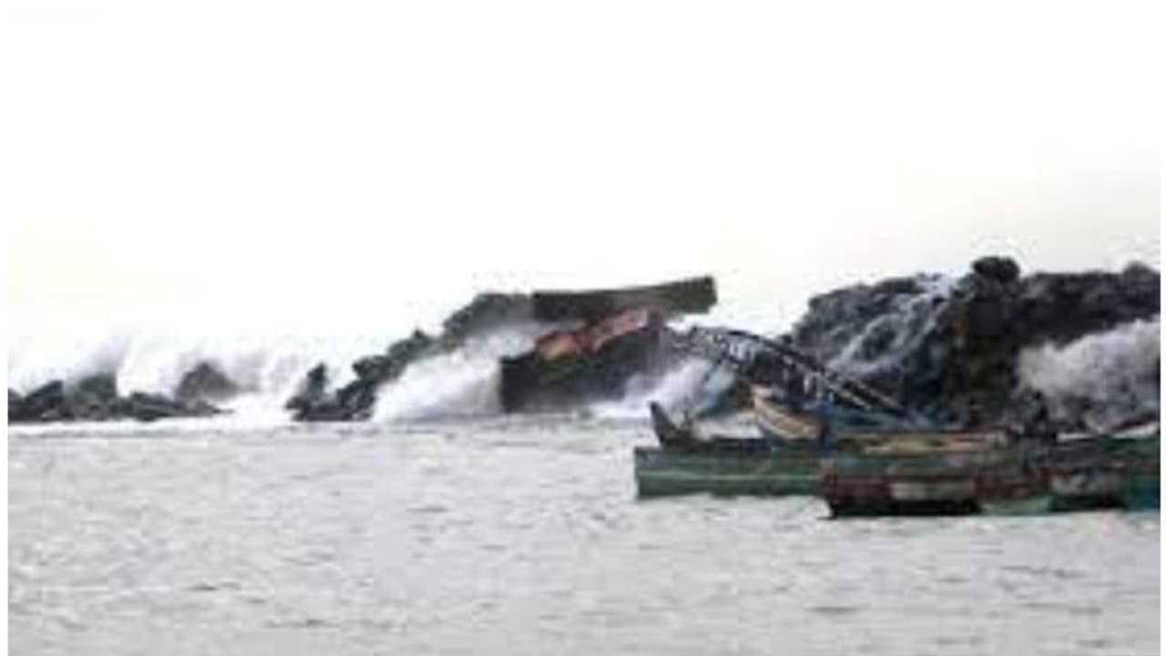 മഴ, കാറ്റ്, കടൽക്ഷോഭം: തൃശൂരും ചാലക്കുടിയിലും ദുരിതാശ്വാസ ക്യാമ്പുകൾ തുറന്നു മഴ, കാറ്റ്, കടൽക്ഷോഭം: തൃശൂരും ചാലക്കുടിയിലും ദുരിതാശ്വാസ ക്യാമ്പുകൾ തുറന്നു