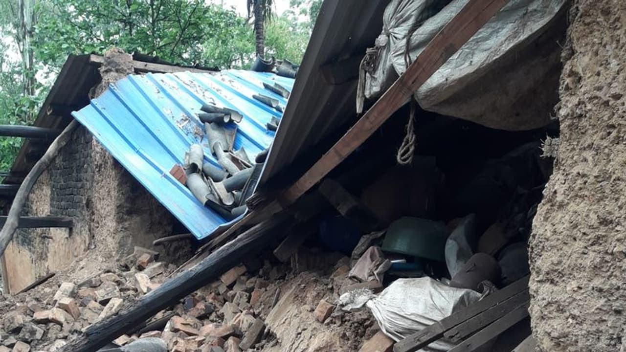 ಬೆಳಗಾವಿಯಲ್ಲಿ ಭಾರೀ ಗಾಳಿ ಮಳೆ, ಗೋಡೆ ಕುಸಿದು ಅಜ್ಜಿ ಮೊಮ್ಮಗ ಸಾವು ಬೆಳಗಾವಿಯಲ್ಲಿ ಭಾರೀ ಗಾಳಿ ಮಳೆ, ಗೋಡೆ ಕುಸಿದು ಅಜ್ಜಿ ಮೊಮ್ಮಗ ಸಾವು