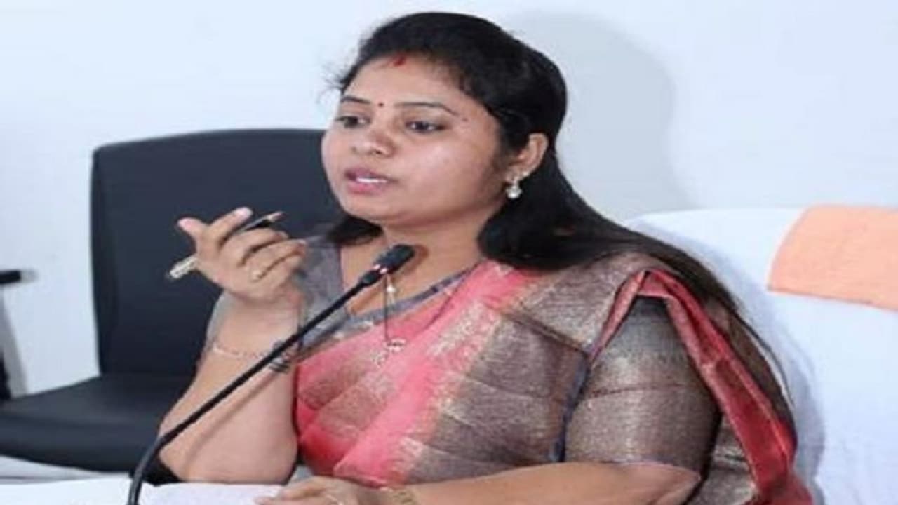 కులంపై స్పష్టీకరణ: డిప్యూటీ సీఎం పుష్ప శ్రీవాణికి ఊరట