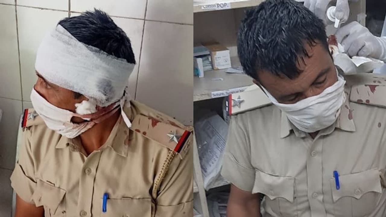 किसान आंदोलन के नाम पर उपद्रवियों ने पुलिसकर्मियों को बनाया निशाना, डीएसपी समेत 20 जवान जख्मी किसान आंदोलन के नाम पर उपद्रवियों ने पुलिसकर्मियों को बनाया निशाना, डीएसपी समेत 20 जवान जख्मी