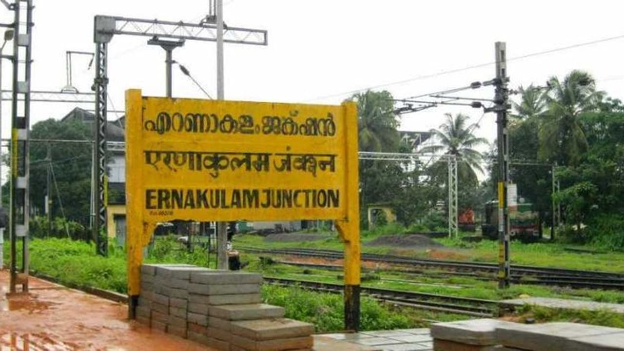 എറണാകുളം ജില്ലയിൽ ട്രിപ്പിൾ ലോക്ഡൗൺ തുടങ്ങി എറണാകുളം ജില്ലയിൽ ട്രിപ്പിൾ ലോക്ഡൗൺ തുടങ്ങി