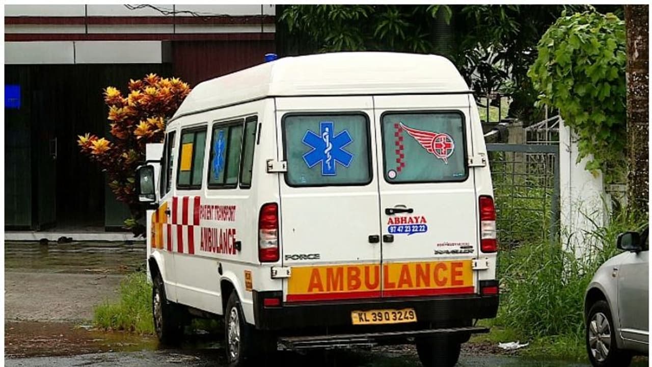 മരണവീട്ടില്‍ എത്തിയ ഉടന്‍ ഡ്രൈവര്‍ക്കൊരു കോള്‍, പിന്നാലെ ആംബുലന്‍സിന്‍റെ താക്കോല്‍ കാണാതായി!