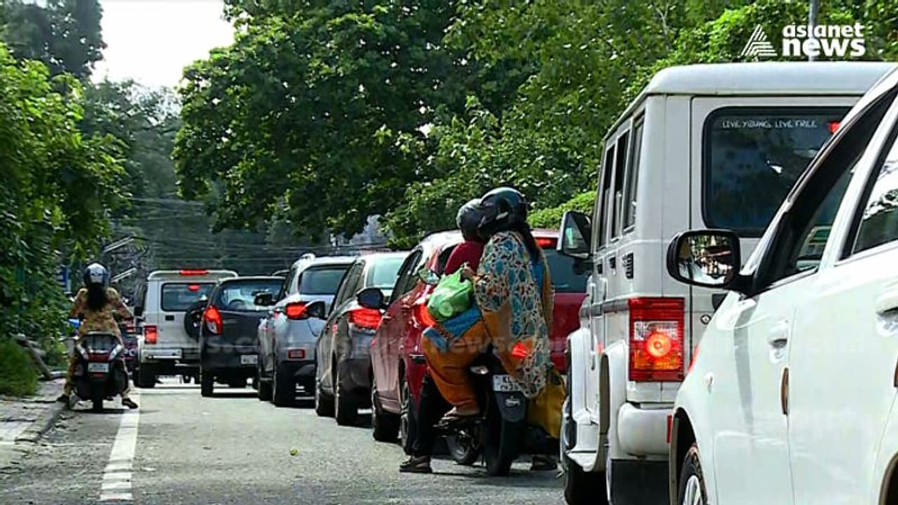 ട്രിപ്പിൾ ലോക്ക്ഡൗണിൽ കുരുങ്ങി തലസ്ഥാനം; നഗരാതിര്ത്തികളിൽ വൻ വാഹനത്തിരക്ക് ട്രിപ്പിൾ ലോക്ക്ഡൗണിൽ കുരുങ്ങി തലസ്ഥാനം; നഗരാതിര്ത്തികളിൽ വൻ വാഹനത്തിരക്ക്