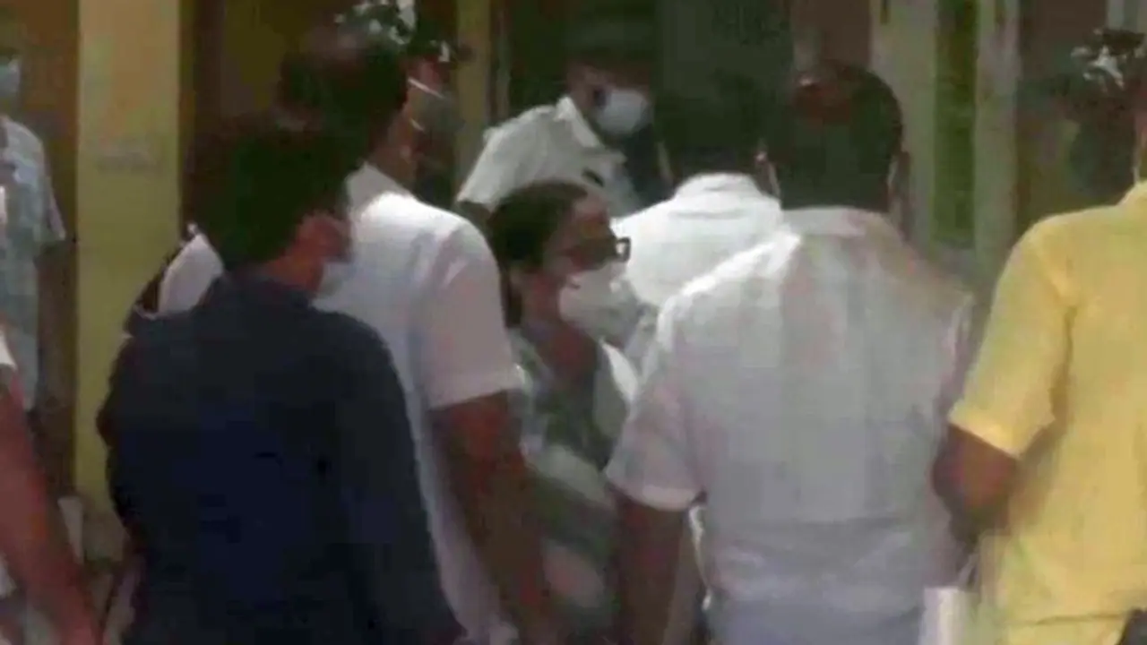 High drama in Kolkata, Mamata visits CBI office after 2 ministers and MLA are arrested High drama in Kolkata, Mamata visits CBI office after 2 ministers and MLA are arrested