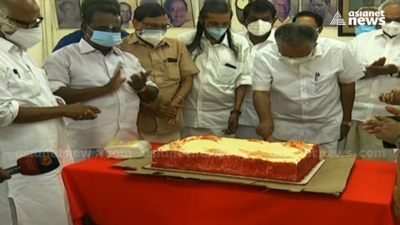 കെകെ ശൈലജ ഒഴികെ ബാക്കിയെല്ലാം പുതുമുഖങ്ങൾ; ഇടതുമുന്നണി യോഗത്തിൽ കേക്ക് മുറിച്ച് മുഖ്യമന്ത്രി കെകെ ശൈലജ ഒഴികെ ബാക്കിയെല്ലാം പുതുമുഖങ്ങൾ; ഇടതുമുന്നണി യോഗത്തിൽ കേക്ക് മുറിച്ച് മുഖ്യമന്ത്രി