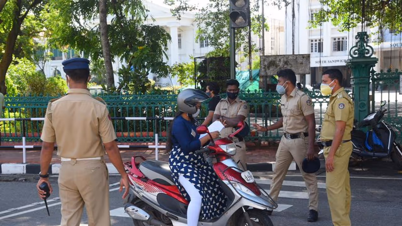 ലോക്ഡൗൺ ലംഘനം; ഇതുവരെ പിടിയിലായത് പതിനായിരത്തിലധികം വാഹനങ്ങൾ ലോക്ഡൗൺ ലംഘനം; ഇതുവരെ പിടിയിലായത് പതിനായിരത്തിലധികം വാഹനങ്ങൾ