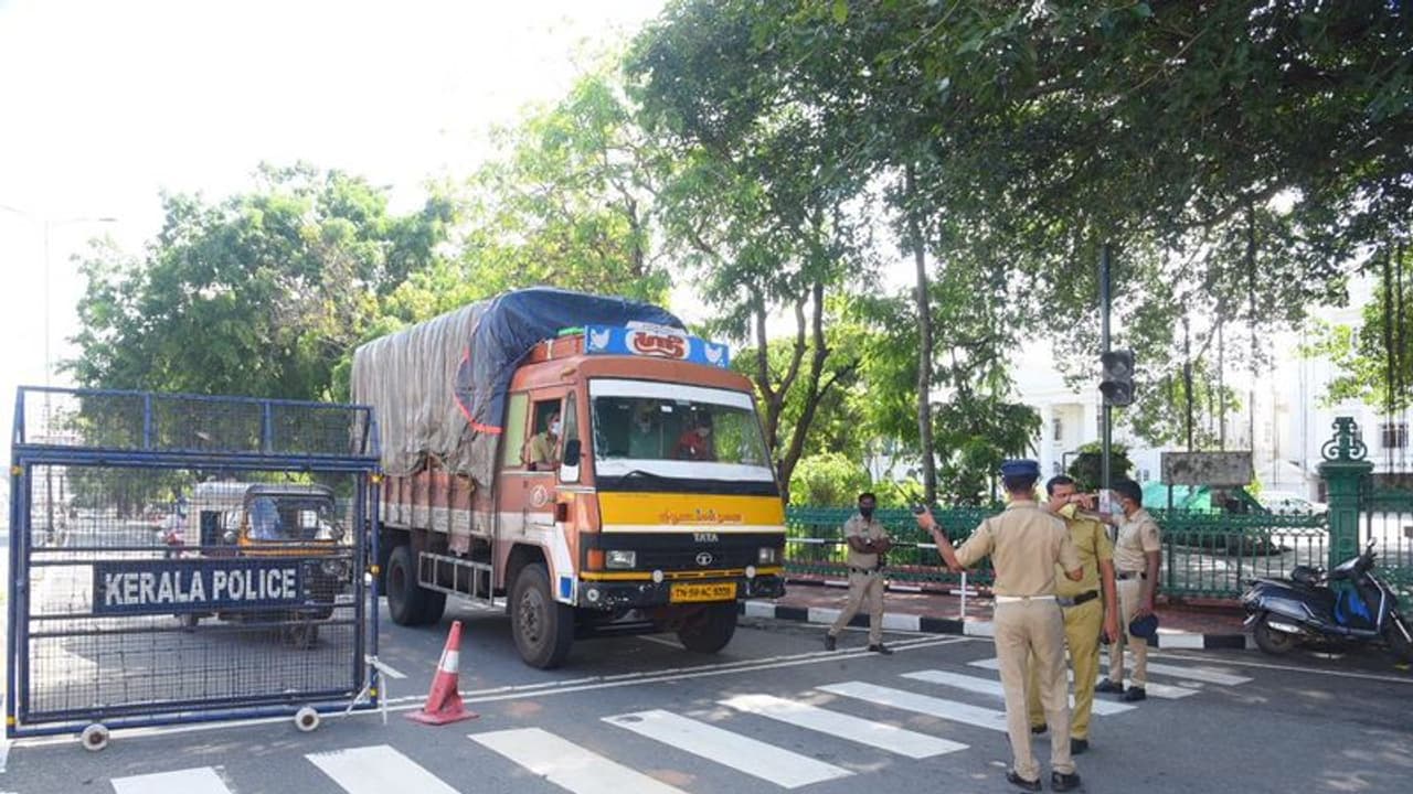 Covid 19 : കൊവിഡിനെ കൂസാതെ ജനം; നിയന്ത്രണങ്ങള് ലംഘിച്ചതിന് 255 കേസുകള്; മാസ്ക് ധരിക്കാത്തത് 3070 പേര് Covid 19 : കൊവിഡിനെ കൂസാതെ ജനം; നിയന്ത്രണങ്ങള് ലംഘിച്ചതിന് 255 കേസുകള്; മാസ്ക് ധരിക്കാത്തത് 3070 പേര്