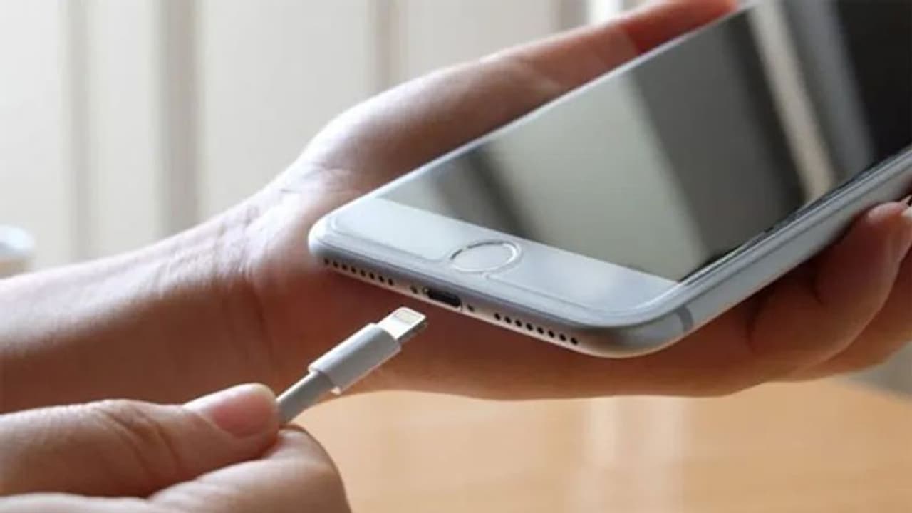 Fact Check: ನೀರು ಕುಡಿಯುತ್ತಾ ಫೋನಲ್ಲಿ ಮಾತಾಡಬೇಡಿ, ಸ್ಪೋಟಗೊಂಡೀತು ಜೋಕೆ!