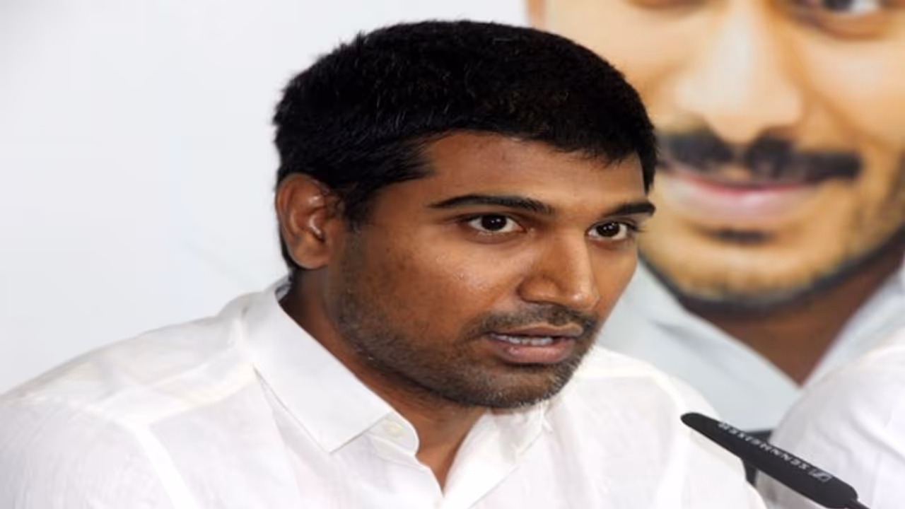 వైఎస్ఆర్సీపీకి నరసరావుపేట ఎంపీ షాక్: పార్టీకి, ఎంపీ పదవికి లావు కృష్ణ దేవరాయలు రాజీనామా వైఎస్ఆర్సీపీకి నరసరావుపేట ఎంపీ షాక్: పార్టీకి, ఎంపీ పదవికి లావు కృష్ణ దేవరాయలు రాజీనామా