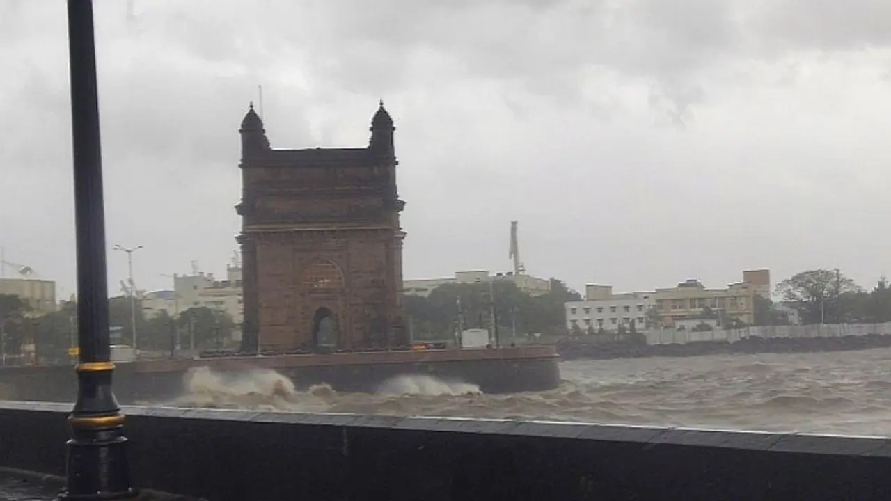 టౌటే ఎఫెక్ట్: ముంబై తీరంలో కొట్టుకుపోయిన రెండు నౌకలు, 410 మంది సిబ్బంది టౌటే ఎఫెక్ట్: ముంబై తీరంలో కొట్టుకుపోయిన రెండు నౌకలు, 410 మంది సిబ్బంది