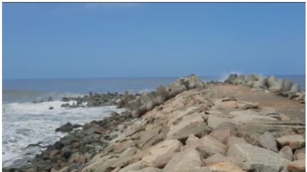 ടൗട്ടെ പ്രഭാവം; വിഴിഞ്ഞം തുറമുഖ നിർമ്മാണ പ്രദേശത്ത് കനത്ത നാശനഷ്ടം ടൗട്ടെ പ്രഭാവം; വിഴിഞ്ഞം തുറമുഖ നിർമ്മാണ പ്രദേശത്ത് കനത്ത നാശനഷ്ടം