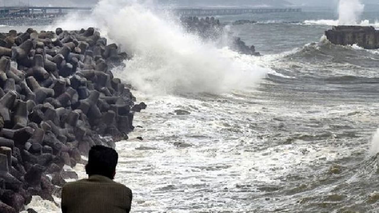 ಗುಜರಾತ್ಗೆ 210 ಕಿಮೀ ಪ್ರಚಂಡಮಾರುತ ಭೀತಿ! ಗುಜರಾತ್ಗೆ 210 ಕಿಮೀ ಪ್ರಚಂಡಮಾರುತ ಭೀತಿ!