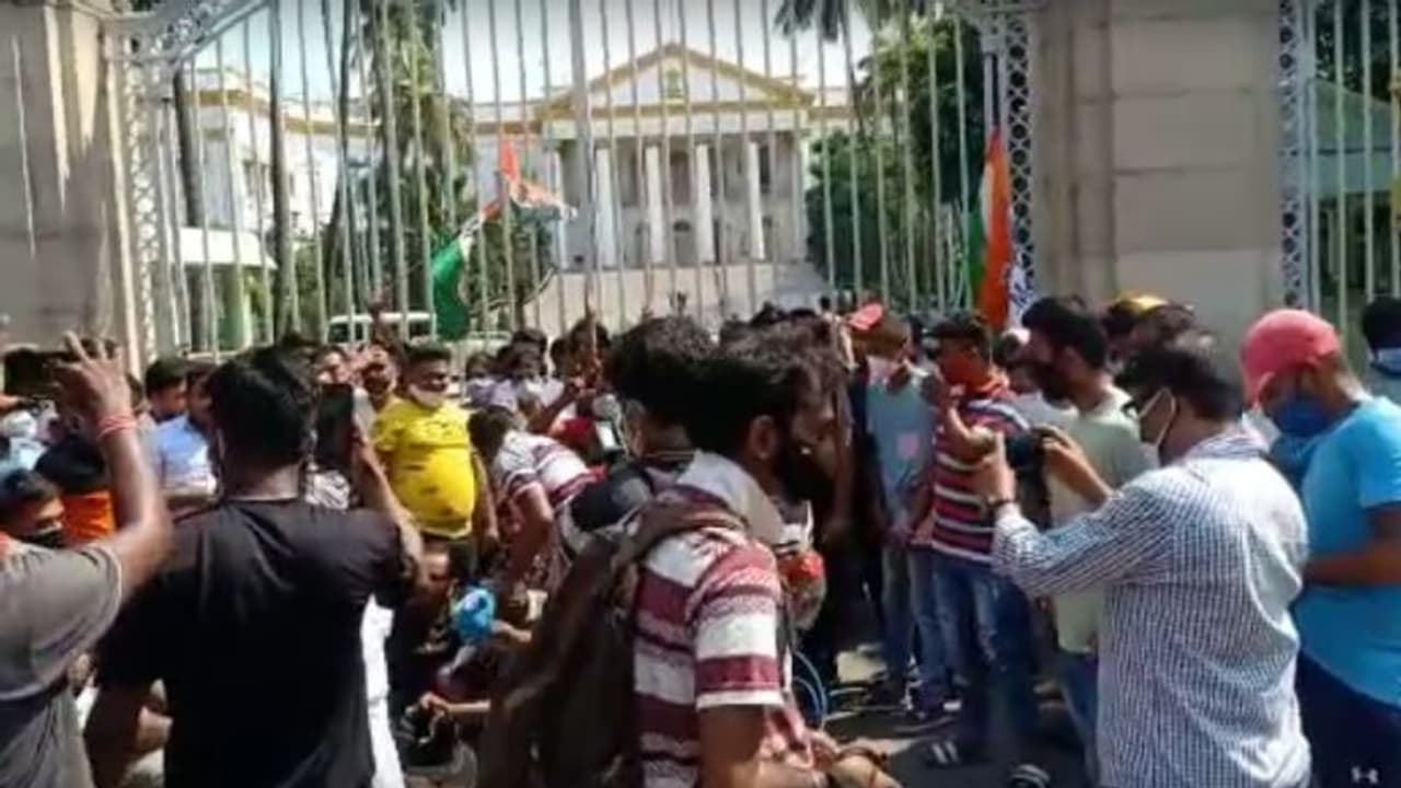 নারদকাণ্ড: রাজ্য়পালকে একহাত নিলেন তৃণমূল সাংসদ কল্যাণ বন্দ্যোপাধ্যায়, বললেন 'রক্তচোষা' নারদকাণ্ড: রাজ্য়পালকে একহাত নিলেন তৃণমূল সাংসদ কল্যাণ বন্দ্যোপাধ্যায়, বললেন 'রক্তচোষা'