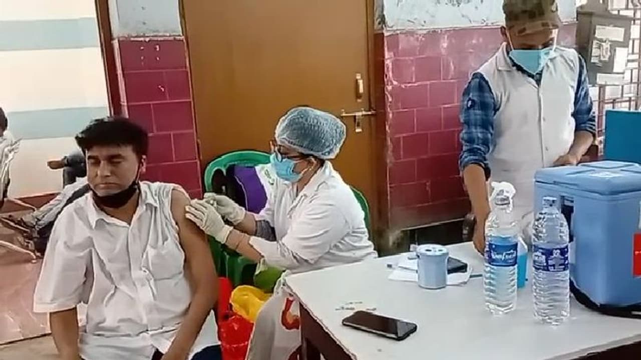 গণপরিবহন কর্মীরা কোভিড যোদ্ধা, নবান্নের ঘোষণা মাত্রই টিকাদান শুরু বাসডিপোতে