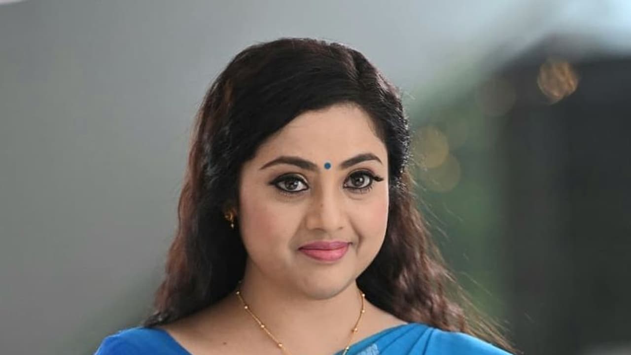 షాకింగ్.. హీరోయిన్ మీనా ఫ్యామిలీ మొత్తానికి కోవిడ్ పాజిటివ్ షాకింగ్.. హీరోయిన్ మీనా ఫ్యామిలీ మొత్తానికి కోవిడ్ పాజిటివ్