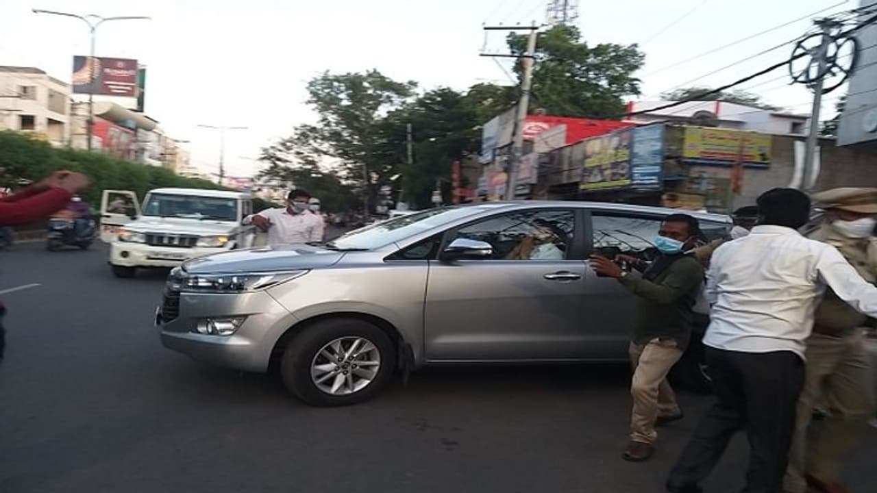 ఆసక్తి: హైదరాబాదుకు వస్తూ మీసం తిప్పిన రఘురామ కృష్ణమ రాజు ఆసక్తి: హైదరాబాదుకు వస్తూ మీసం తిప్పిన రఘురామ కృష్ణమ రాజు