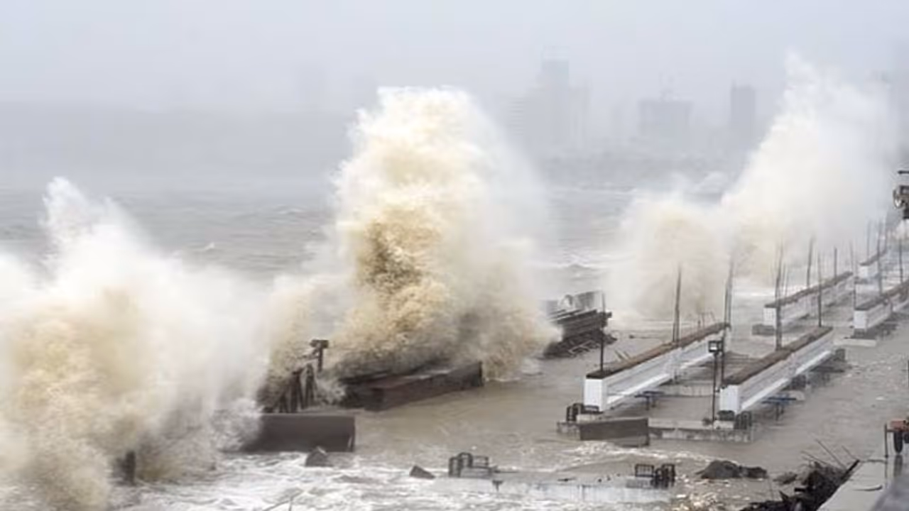 गुजरात से टकराया तौकते: राज्य में तेज बारिश, महाराष्ट्र में 6 लोगों की मौत; मुंबई में 56 फ्लाइट्स रद्द गुजरात से टकराया तौकते: राज्य में तेज बारिश, महाराष्ट्र में 6 लोगों की मौत; मुंबई में 56 फ्लाइट्स रद्द