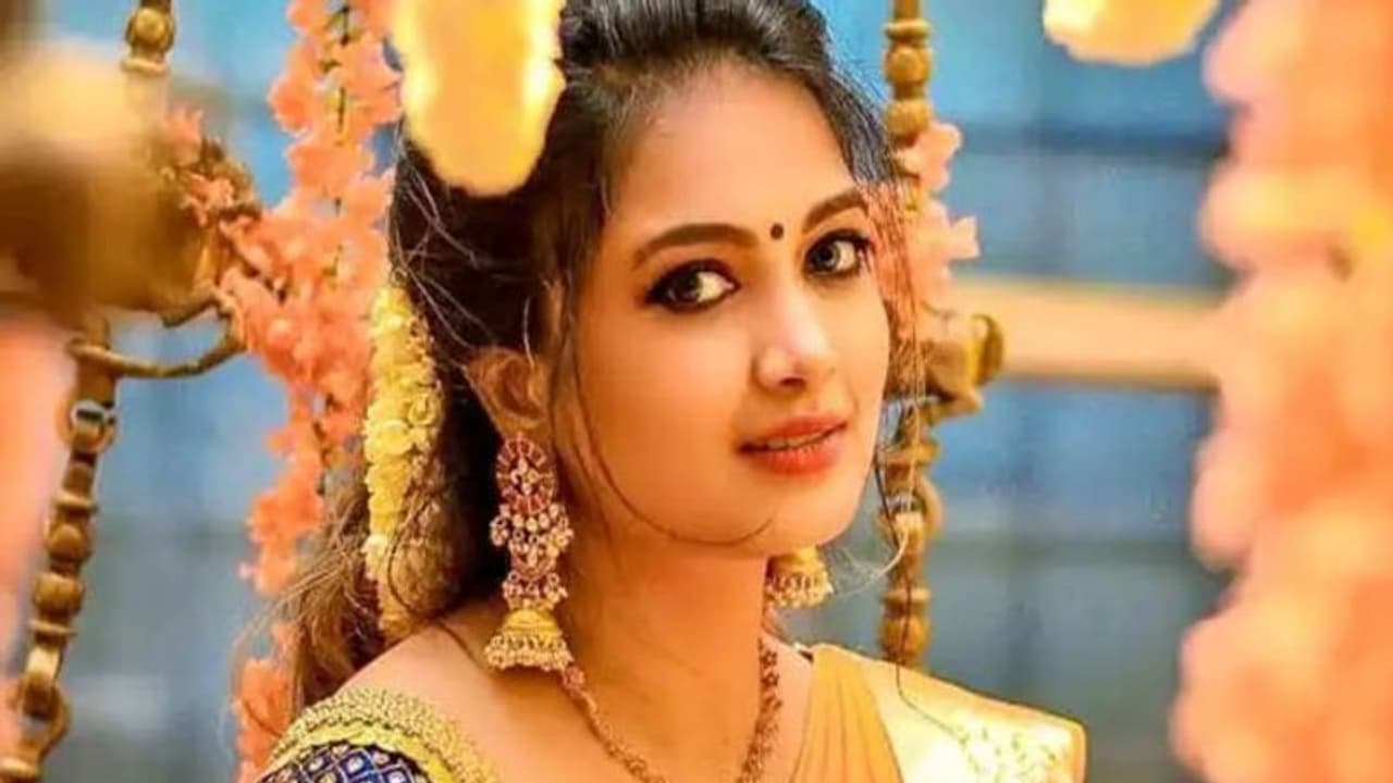 కాలేజ్ ప్రొఫేసర్ వేధింపులను బయటపెట్టిన నటి, సింగర్ సౌందర్య కాలేజ్ ప్రొఫేసర్ వేధింపులను బయటపెట్టిన నటి, సింగర్ సౌందర్య