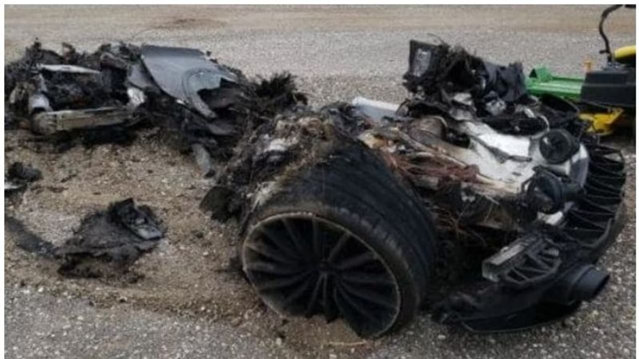 കത്തിക്കരിഞ്ഞ് കരിക്കട്ടയായ കാര്, ചോദിക്കുന്ന വില ഒന്നരക്കോടി! കത്തിക്കരിഞ്ഞ് കരിക്കട്ടയായ കാര്, ചോദിക്കുന്ന വില ഒന്നരക്കോടി!