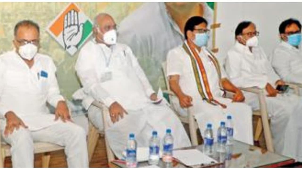 தமிழக சட்டப்பேரவை காங்கிரஸ் தலைவர் யார்..? குமரிக்காரர்கள் மல்லுக்கட்டு.. கூடிகூடி கலையும் கதர்ச்சட்டைகள்..! தமிழக சட்டப்பேரவை காங்கிரஸ் தலைவர் யார்..? குமரிக்காரர்கள் மல்லுக்கட்டு.. கூடிகூடி கலையும் கதர்ச்சட்டைகள்..!