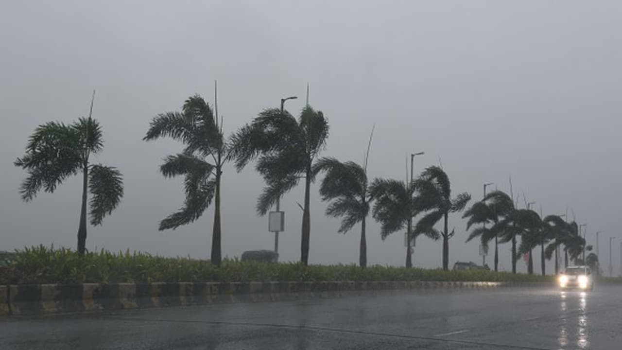 దూసుకొస్తున్న యాస్ : ఆ రాష్ట్రాలపై తీవ్ర ప్రభావం, భారీ వర్షాలు దూసుకొస్తున్న యాస్ : ఆ రాష్ట్రాలపై తీవ్ర ప్రభావం, భారీ వర్షాలు