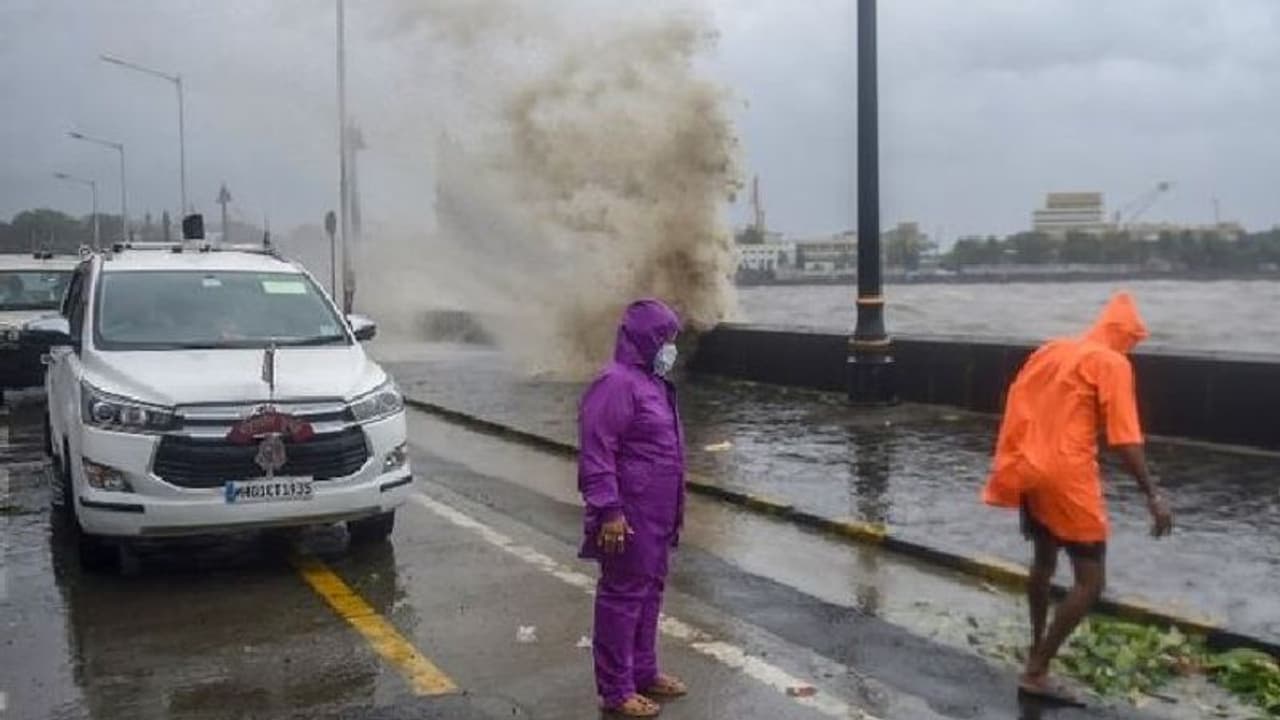 अब राजस्थान में तबाही मचाएगा तौकते तूफान: लोगों को घर से नहीं निकलने की चेतावनी, कई मकान कराए गए खाली अब राजस्थान में तबाही मचाएगा तौकते तूफान: लोगों को घर से नहीं निकलने की चेतावनी, कई मकान कराए गए खाली