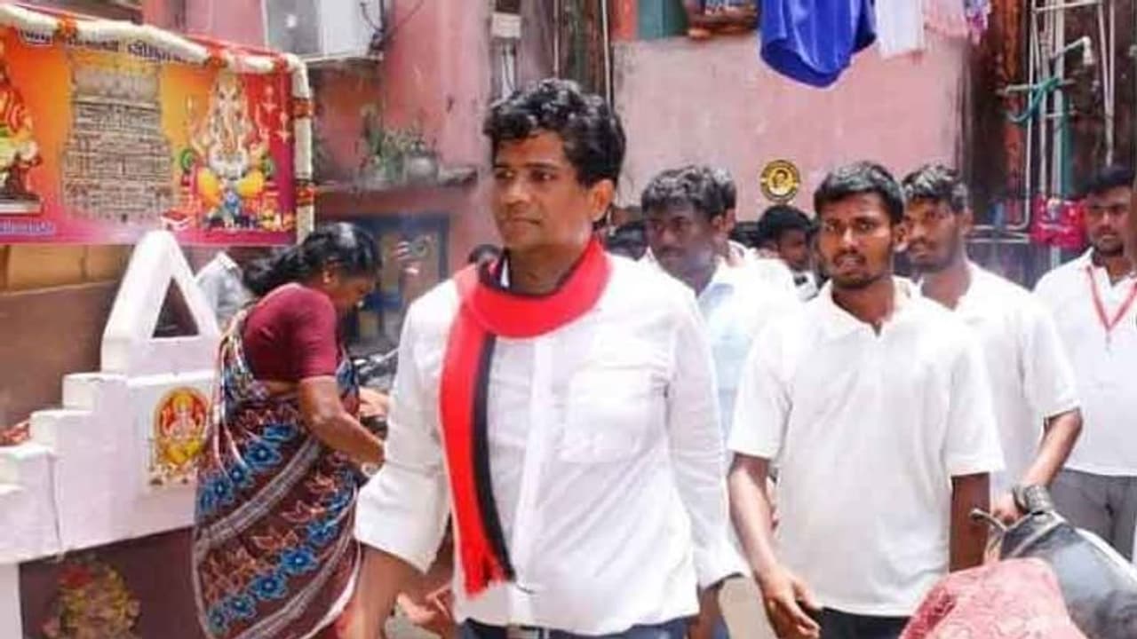 கல்வியை பொது பட்டியலுக்கு மாற்றியதை எதிர்த்து திமுக எம்.எல்.ஏ. தொடுத்த வழக்கு.. மத்திய அரசு பதிலளிக்க உத்தரவு கல்வியை பொது பட்டியலுக்கு மாற்றியதை எதிர்த்து திமுக எம்.எல்.ஏ. தொடுத்த வழக்கு.. மத்திய அரசு பதிலளிக்க உத்தரவு