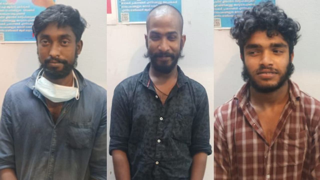 ലോക്ഡൗണിലും വിശ്രമമില്ലാതെ കള്ളന്മാര്; കെഎസ്ഇബിയുടെ കമ്പി കടത്തുന്നതിനിടെ മൂന്നുപേര് പിടിയില് ലോക്ഡൗണിലും വിശ്രമമില്ലാതെ കള്ളന്മാര്; കെഎസ്ഇബിയുടെ കമ്പി കടത്തുന്നതിനിടെ മൂന്നുപേര് പിടിയില്