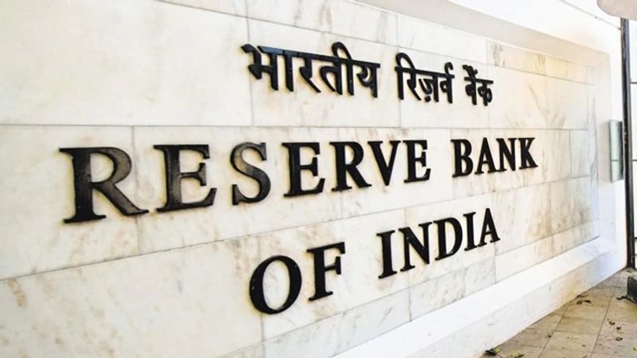 വടിയെടുത്ത് ആർബിഐ, ടാറ്റ അടക്കം അഞ്ച് കമ്പനികൾക്ക് ശിക്ഷ വടിയെടുത്ത് ആർബിഐ, ടാറ്റ അടക്കം അഞ്ച് കമ്പനികൾക്ക് ശിക്ഷ