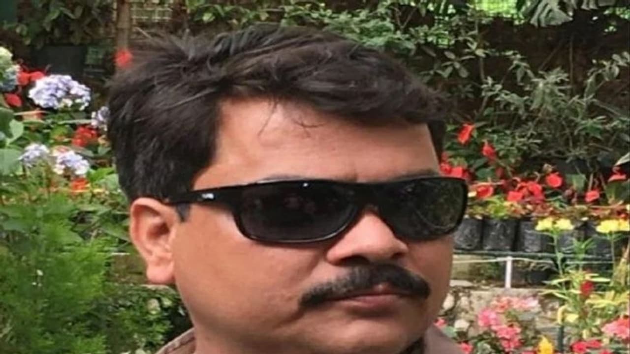 वाराणसी के असिस्टेंट कमिश्नर GST ने किया सुसाइड,12 दिन पहले उनके घर से 25 लाख के गहनें हुए थे चोरी वाराणसी के असिस्टेंट कमिश्नर GST ने किया सुसाइड,12 दिन पहले उनके घर से 25 लाख के गहनें हुए थे चोरी