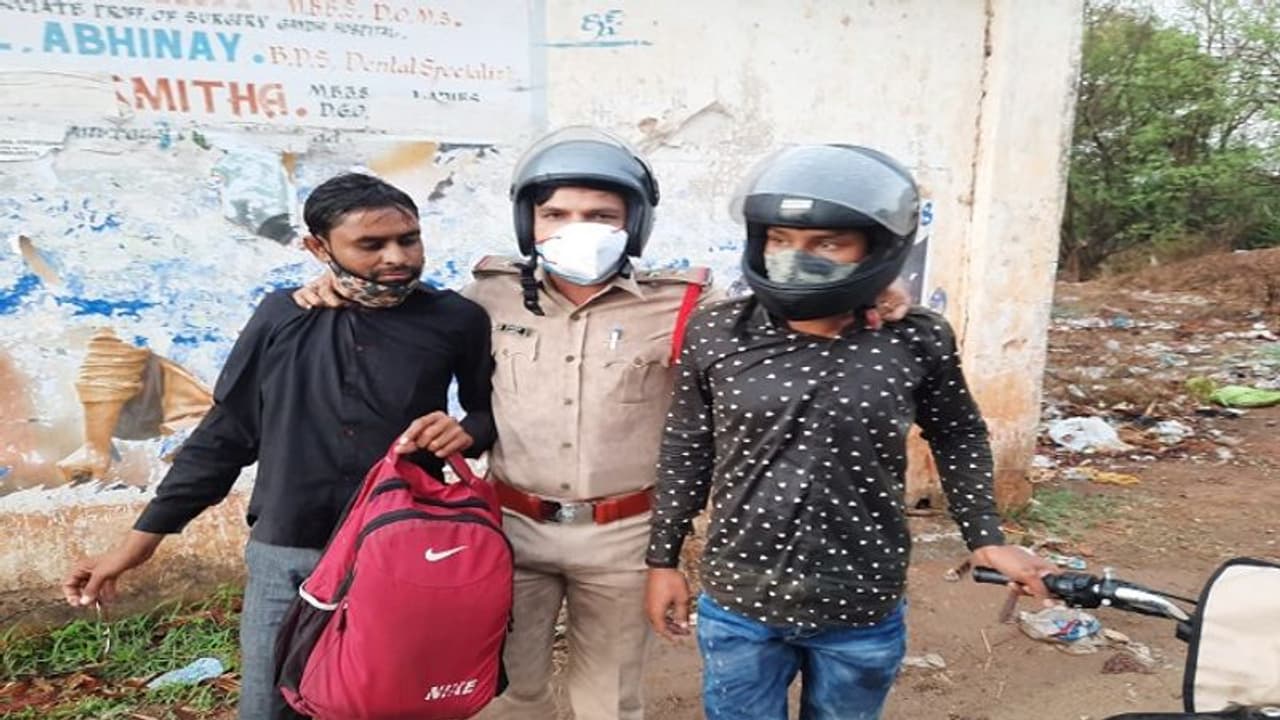 సినీ పక్కీలో ఛేజింగ్.. చైన్ స్నాచర్స్ ను పట్టుకున్న పోలీసులు..