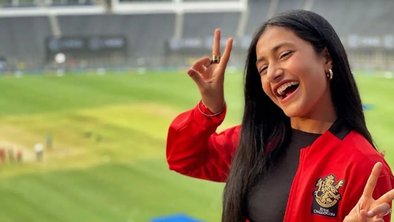 ఆర్సీబీ జెర్సీలో క్రికెటర్ చాహల్ భార్య ధనశ్రీ వర్మ సూపర్ స్టెప్పులు ..! ఆర్సీబీ జెర్సీలో క్రికెటర్ చాహల్ భార్య ధనశ్రీ వర్మ సూపర్ స్టెప్పులు ..!