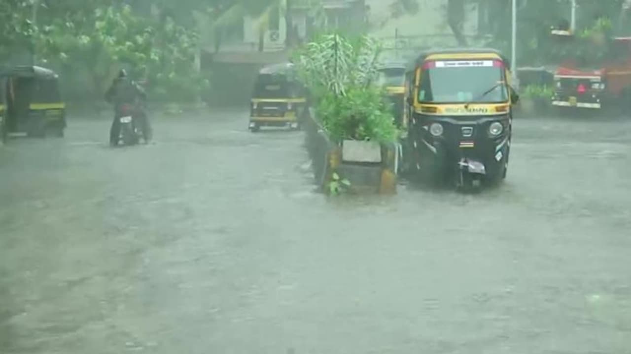 ঘূর্ণীঝড় Tauktae র দাপটে এখনও বিপর্যস্ত মহারাষ্ট্র, ১৮ লক্ষ বিদ্যুৎ গ্রাহক অন্ধকারে ঘূর্ণীঝড় Tauktae র দাপটে এখনও বিপর্যস্ত মহারাষ্ট্র, ১৮ লক্ষ বিদ্যুৎ গ্রাহক অন্ধকারে