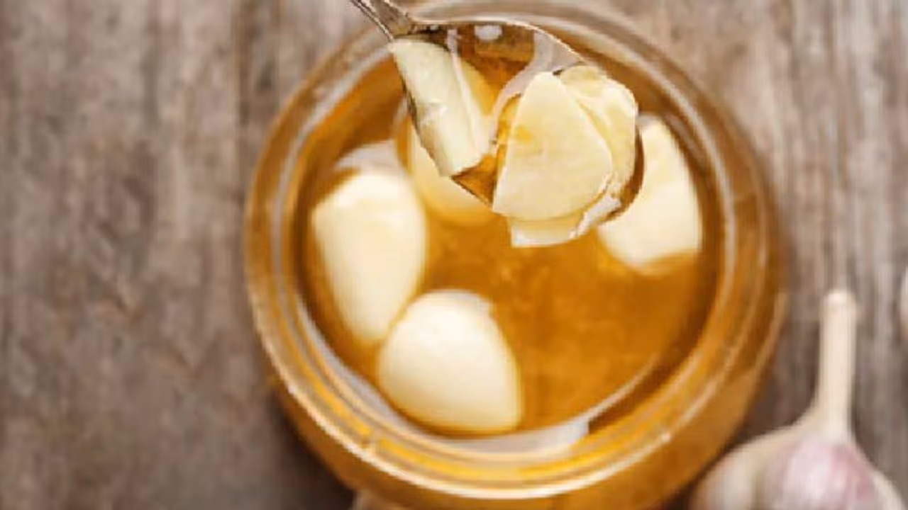 തേനില് മുക്കിവച്ച വെളുത്തുള്ളി; തയ്യാറാക്കാനും എളുപ്പം ഗുണങ്ങളും നിരവധി... തേനില് മുക്കിവച്ച വെളുത്തുള്ളി; തയ്യാറാക്കാനും എളുപ്പം ഗുണങ്ങളും നിരവധി...