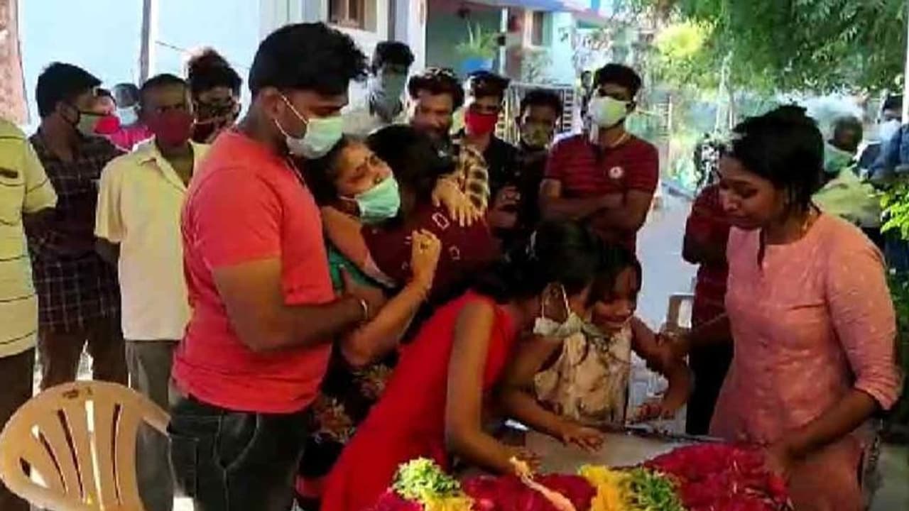 கொரோனாவால் உயிரிழந்த நிதிஷ் வீரா உடலை பார்த்து கதறி அழுத குடும்பத்தினர்... கண்கலங்க வைக்கும் வீடியோ...! கொரோனாவால் உயிரிழந்த நிதிஷ் வீரா உடலை பார்த்து கதறி அழுத குடும்பத்தினர்... கண்கலங்க வைக்கும் வீடியோ...!