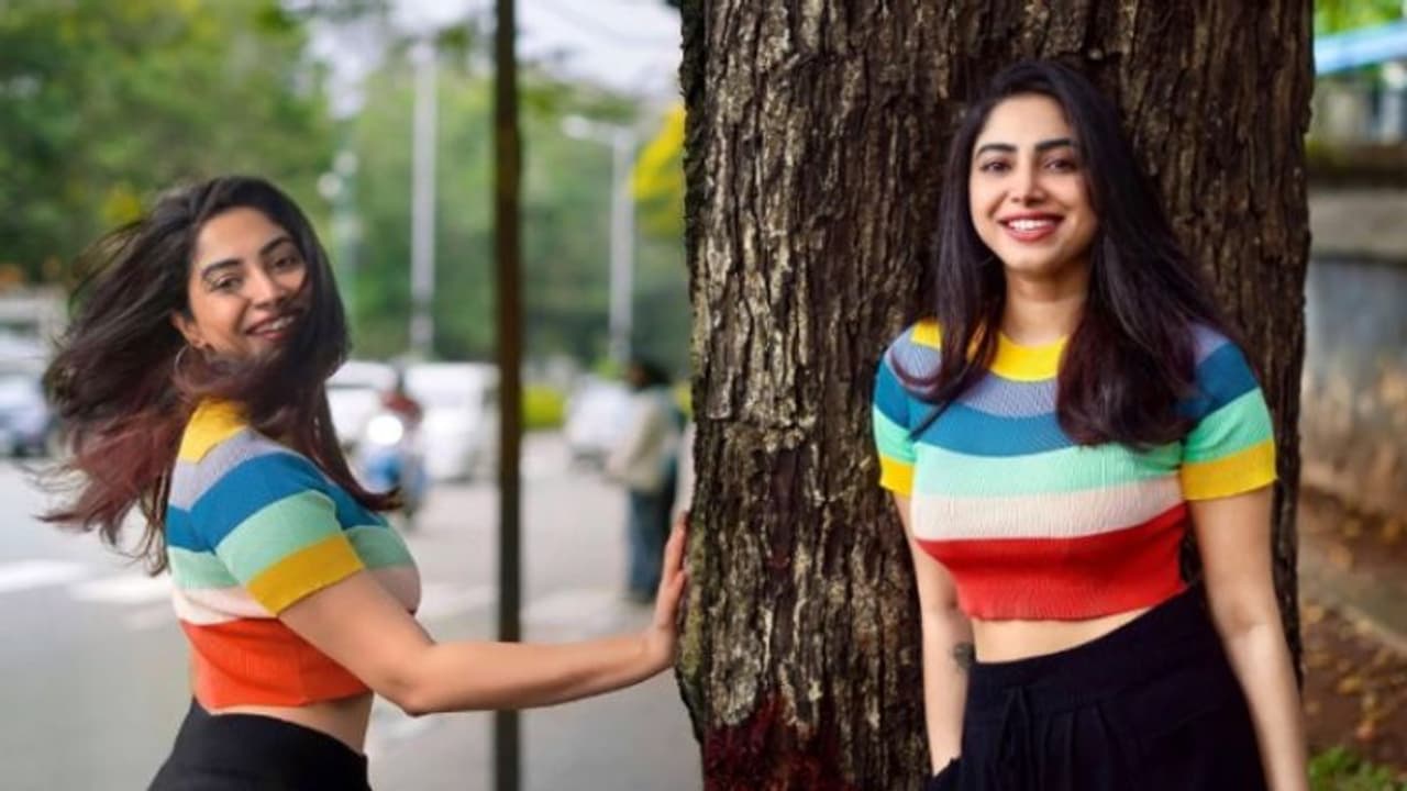 ഇപ്പോഴും മരംചുറ്റി പ്രേമത്തിനായി കാത്തിരിക്കുന്നുവെന്ന് അമേയ