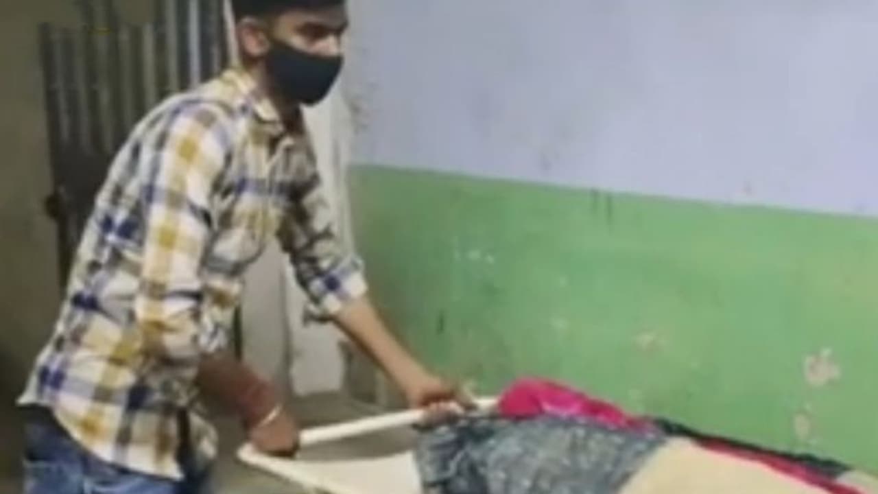 তিন বছরের মেয়ে কুপিয়ে গলা কেটে খুন, তারপরই এলাকা ছেড়ে চম্পট অভিযুক্ত বাবার তিন বছরের মেয়ে কুপিয়ে গলা কেটে খুন, তারপরই এলাকা ছেড়ে চম্পট অভিযুক্ত বাবার