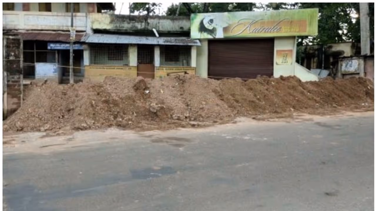 തമിഴ്നാട് കേരളാ അതിർത്തിയിലെ റോഡ് കേരളാപൊലിസ് മണ്ണിട്ടടച്ചു തമിഴ്നാട് കേരളാ അതിർത്തിയിലെ റോഡ് കേരളാപൊലിസ് മണ്ണിട്ടടച്ചു